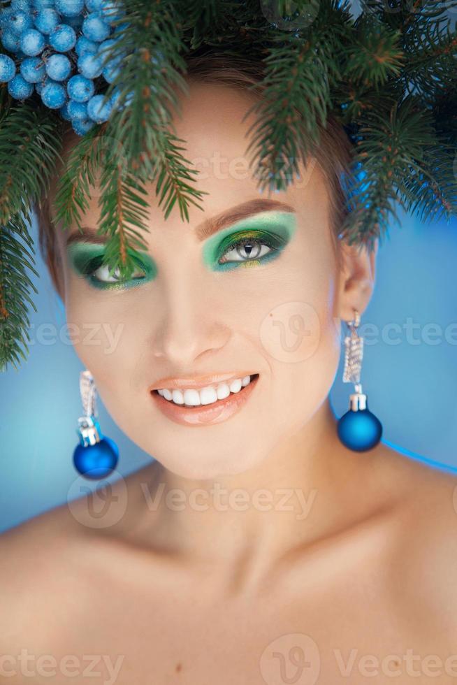 Portrait De Beauté Des Femmes Avec La Couronne De Perle Maquillage Blanc Et  Froid Image stock - Image du fond, mode: 85473333