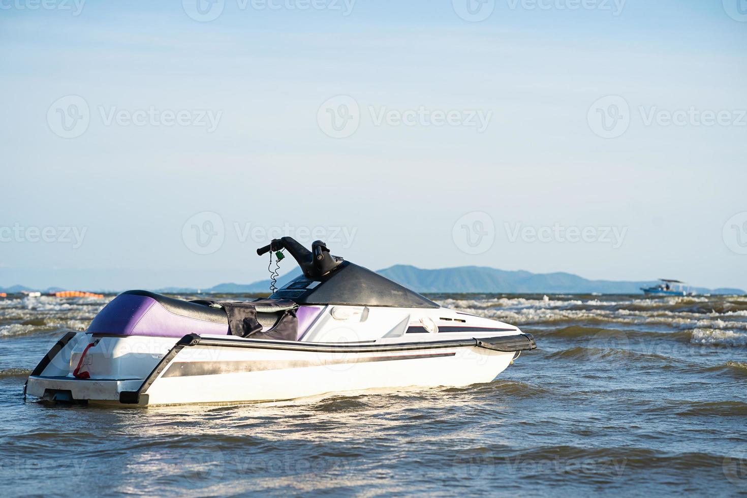 jet ski stationné sur la mer photo