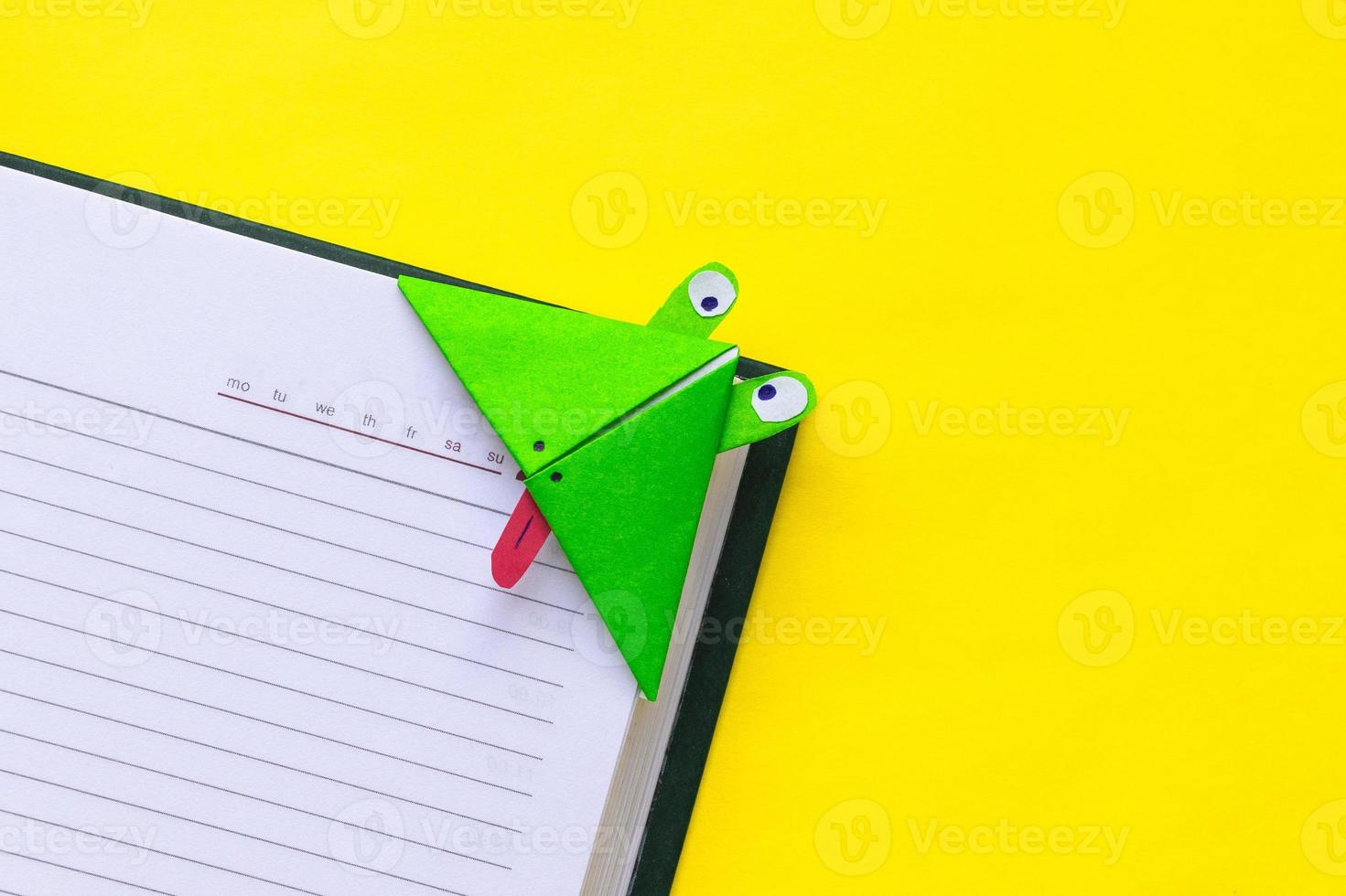 Instruction photo étape par étape comment faire une grenouille de signet en papier origami. bricolage simple avec le concept des enfants pour enfants.