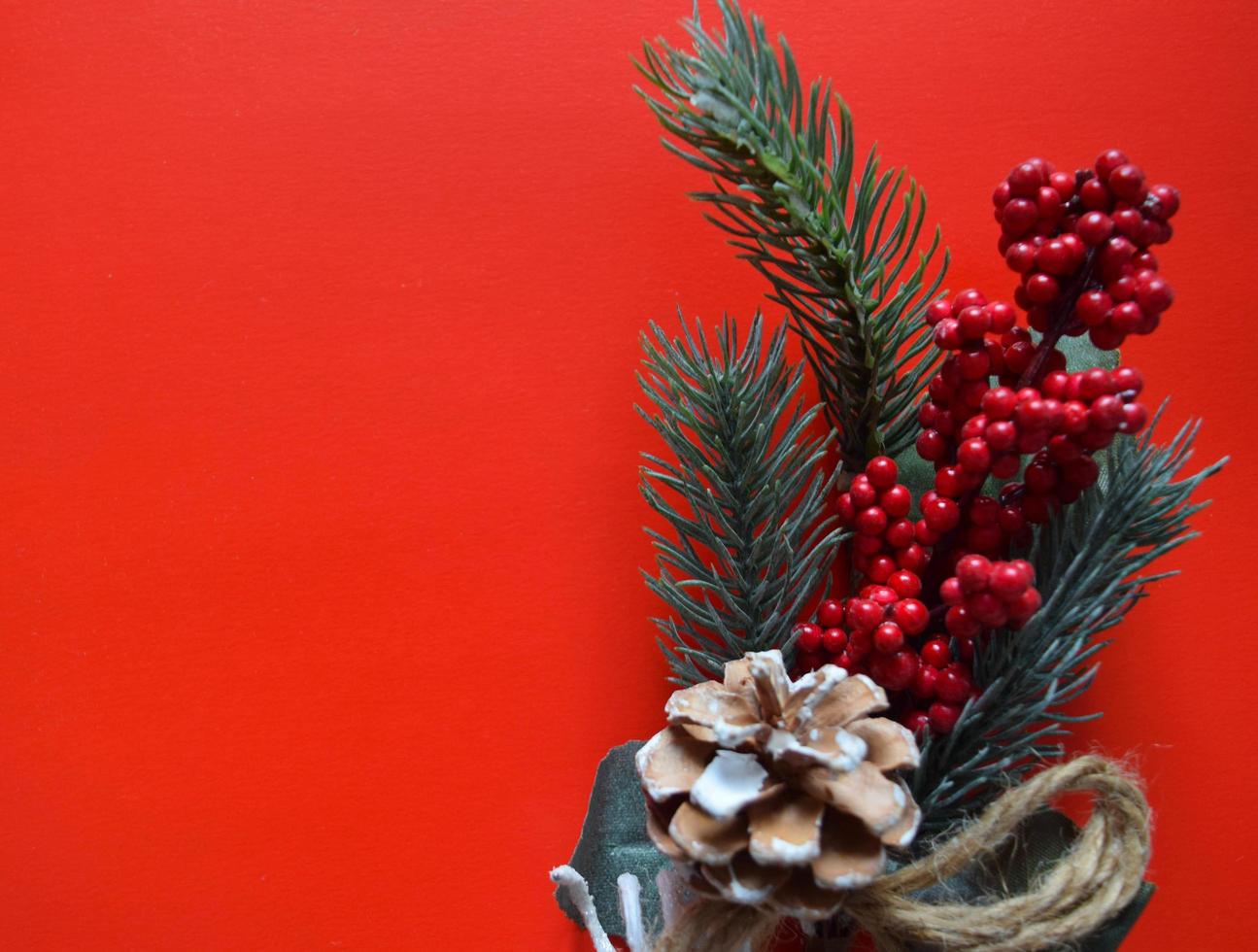 décoration de Noël. brindille de sapin fraîchement décorée sur fond de couleur rouge, vue de dessus, espace de copie photo