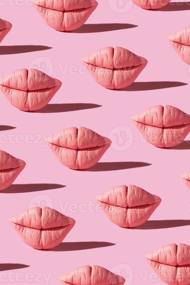 motif de lèvres roses sur fond rose. fond vertical de concept de beauté créative photo