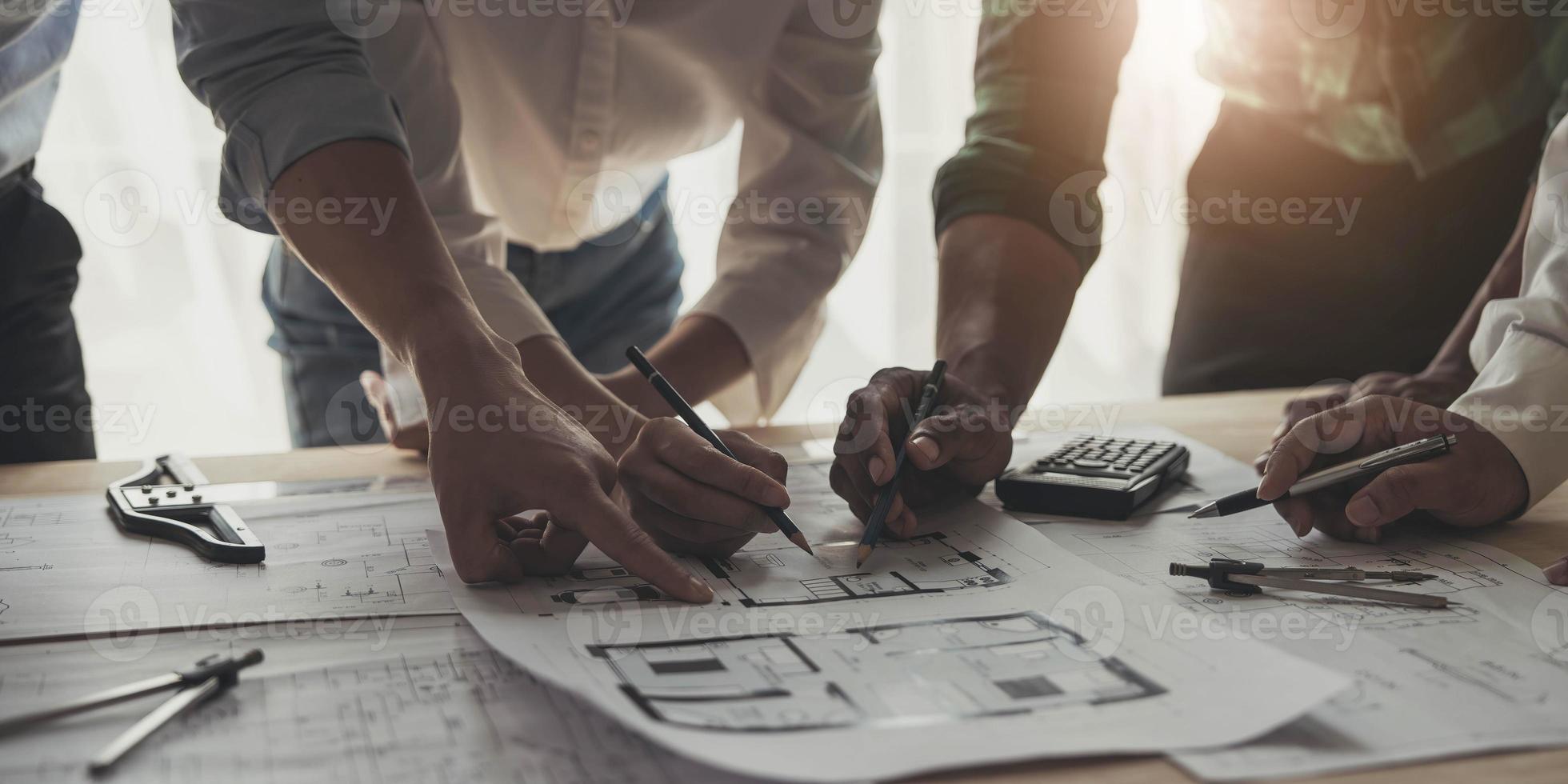 réunion de travail d'équipe d'ingénieurs, dessin travaillant sur une réunion de plan directeur pour un projet de travail avec un partenaire sur la construction de modèles et des outils d'ingénierie dans le site de travail, la construction et le concept de structure. photo