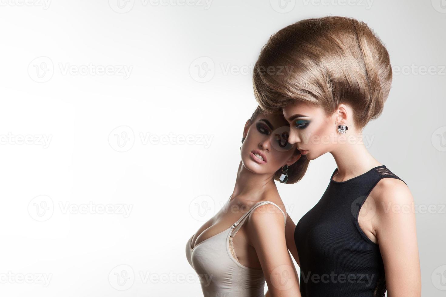 jeunes belles dames en studio avec coiffure créative photo