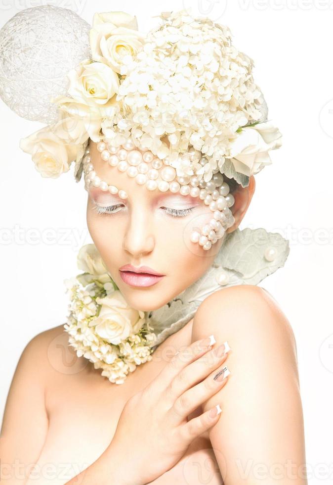 charmante jeune fille tendre avec maquillage frais et accessoires sur fond blanc photo