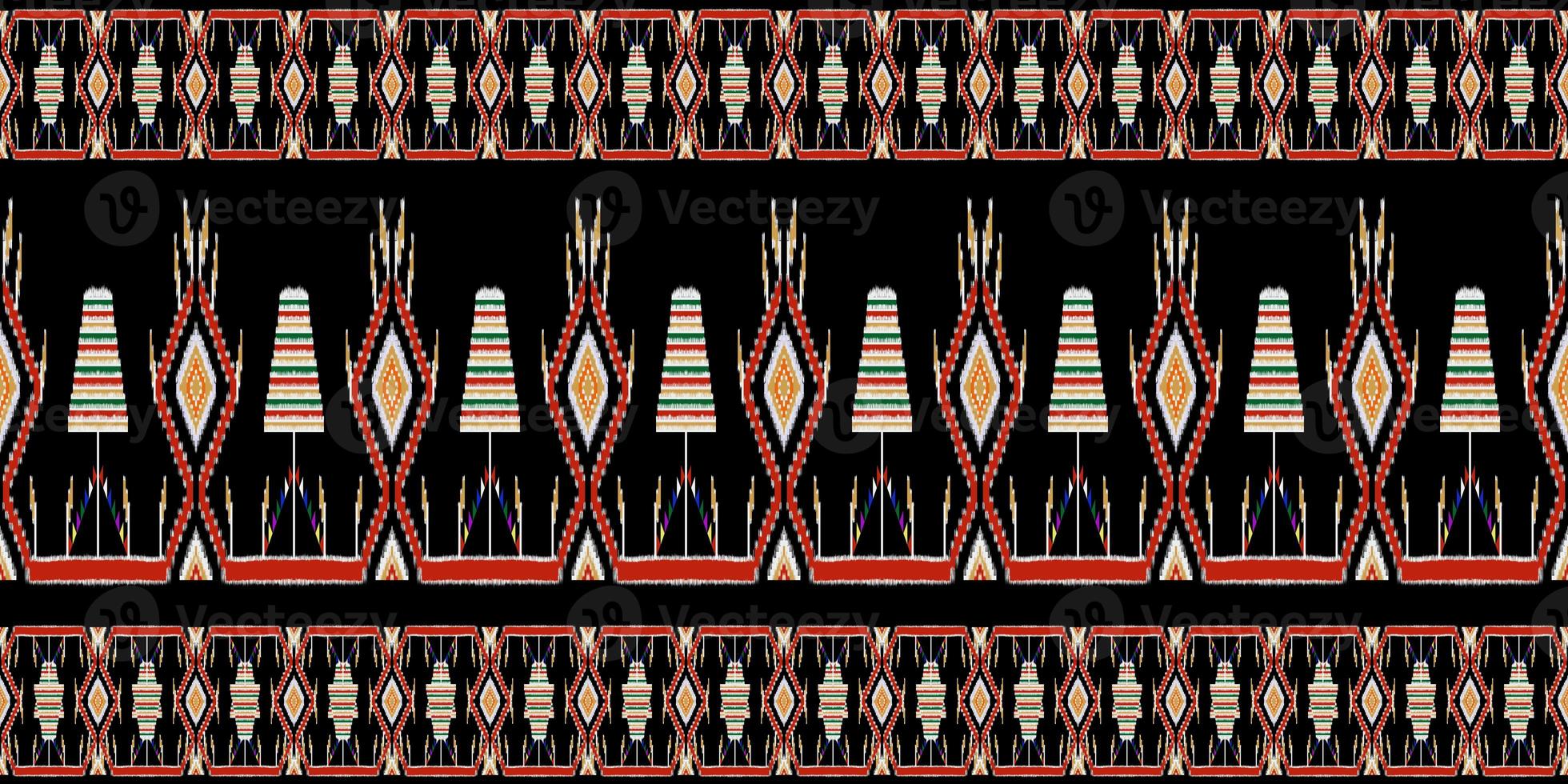 belle broderie tricotée thaïlandaise colorée. motif oriental ethnique géométrique traditionnel sur fond noir, culture de motif thaïlandais avec chemin de détourage, photo