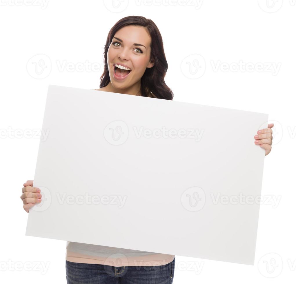 belle femme métisse tenant une pancarte blanche sur blanc photo