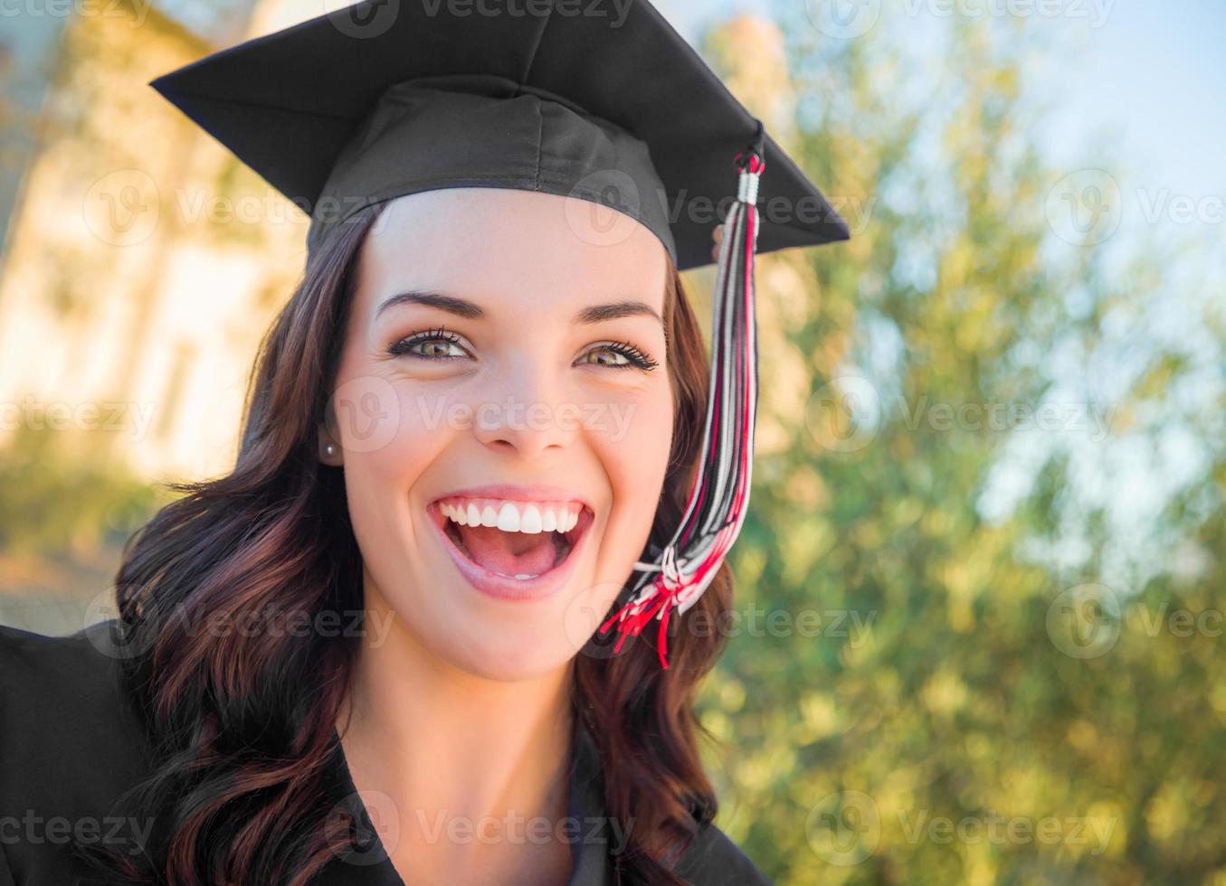 heureux, diplômé, race mélangée, femme, dans, casquette, et, robe photo