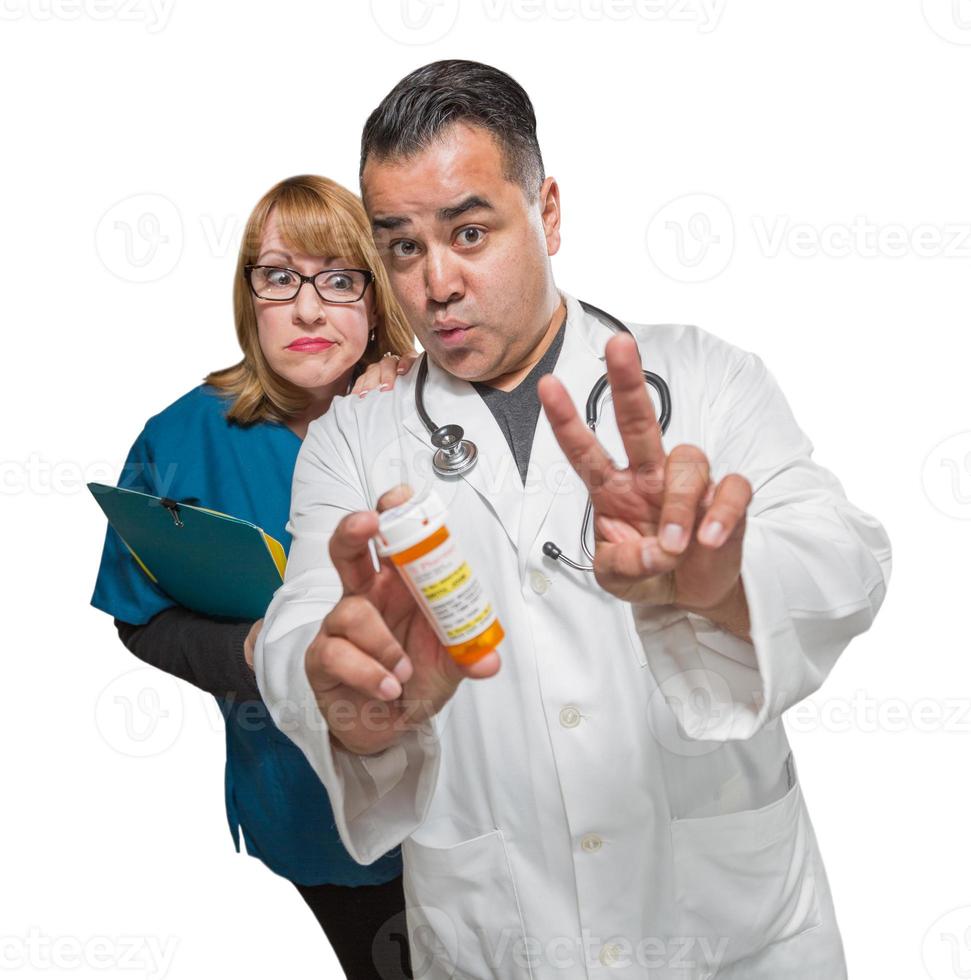 docteur maladroit et infirmière avec bouteille de prescription isolé sur fond blanc. photo