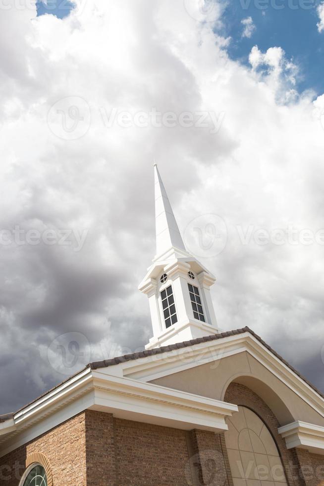 clocher de l'église au-dessous des nuages d'orage orageux inquiétants. photo