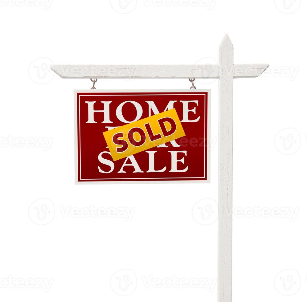 Rouge vendu à vendre signe immobilier sur blanc photo