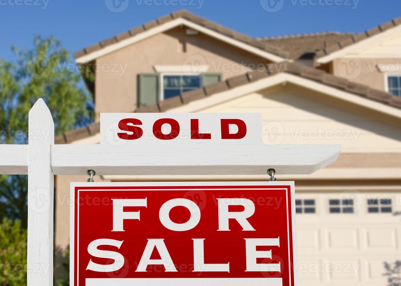 maison vendue à vendre signe immobilier et maison photo
