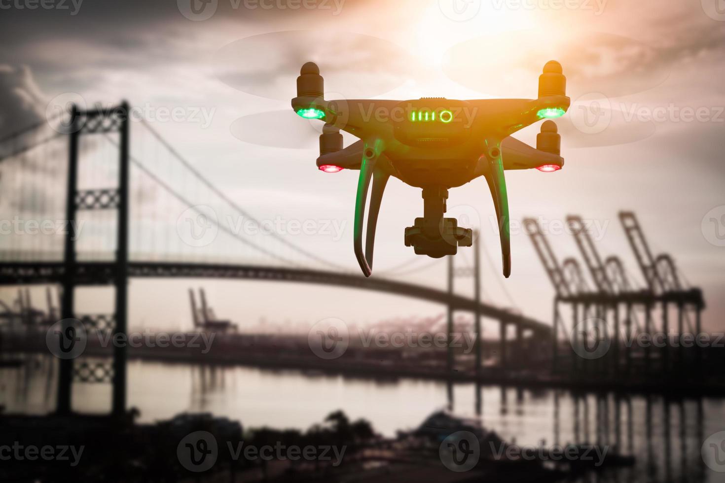 silhouette d'un système d'aéronef sans pilote drone quadcopter uav dans l'air au-dessus du port d'expédition photo