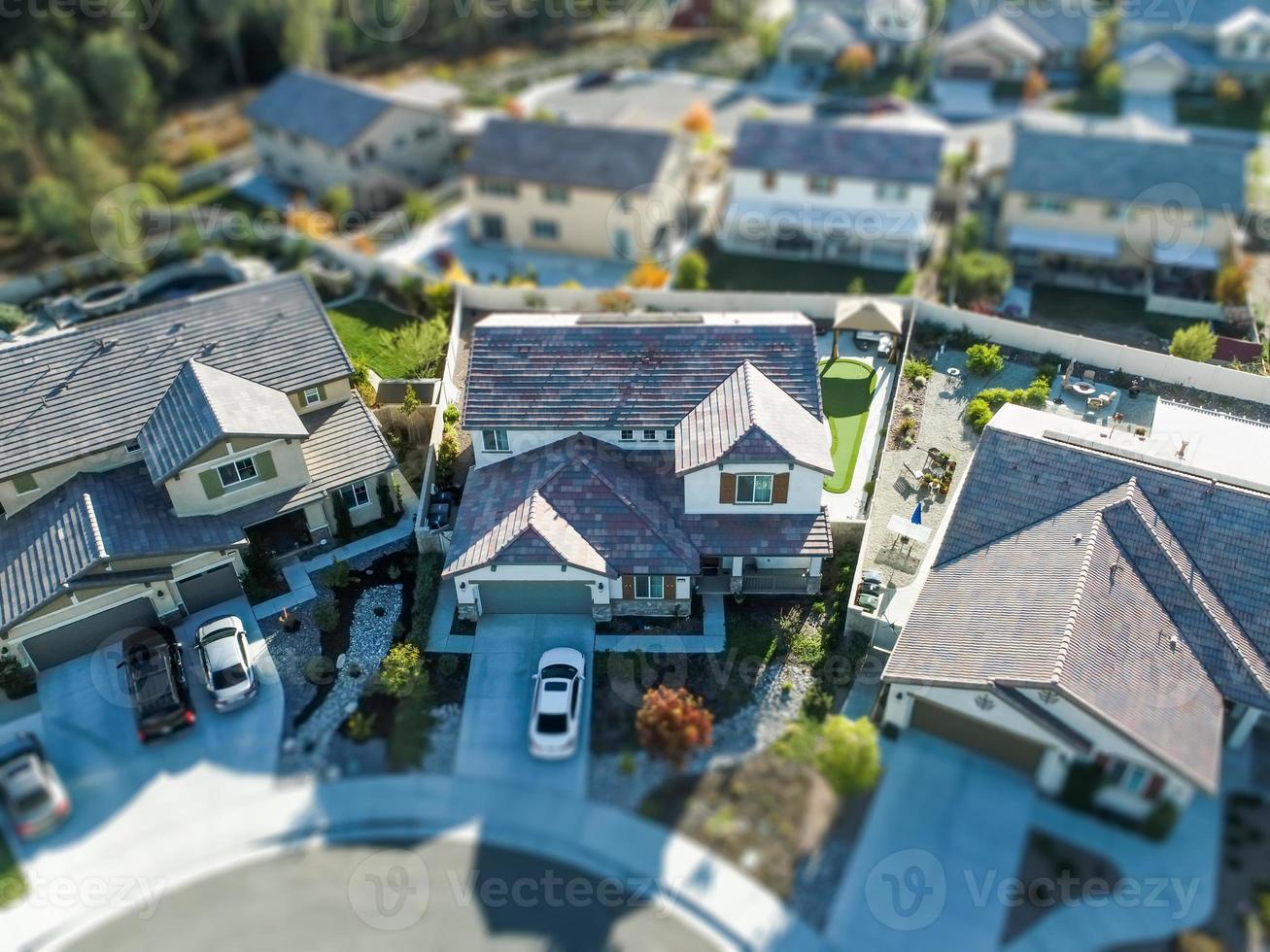 vue aérienne du quartier peuplé de maisons avec flou d'inclinaison photo