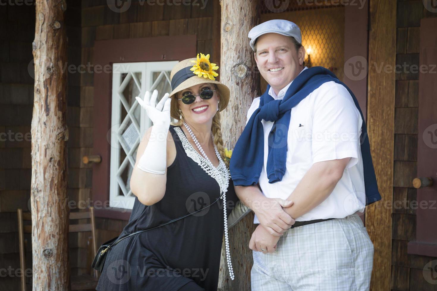 beau couple vêtu de tenues de l'époque des années 20 photo