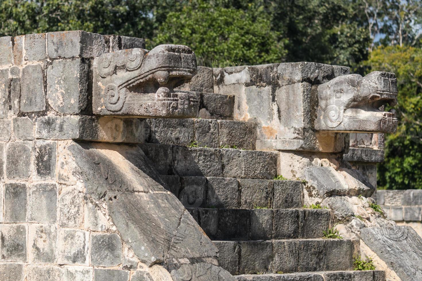 sculptures de proue de jaguar maya sur le site archéologique de chichen itza, mexique photo