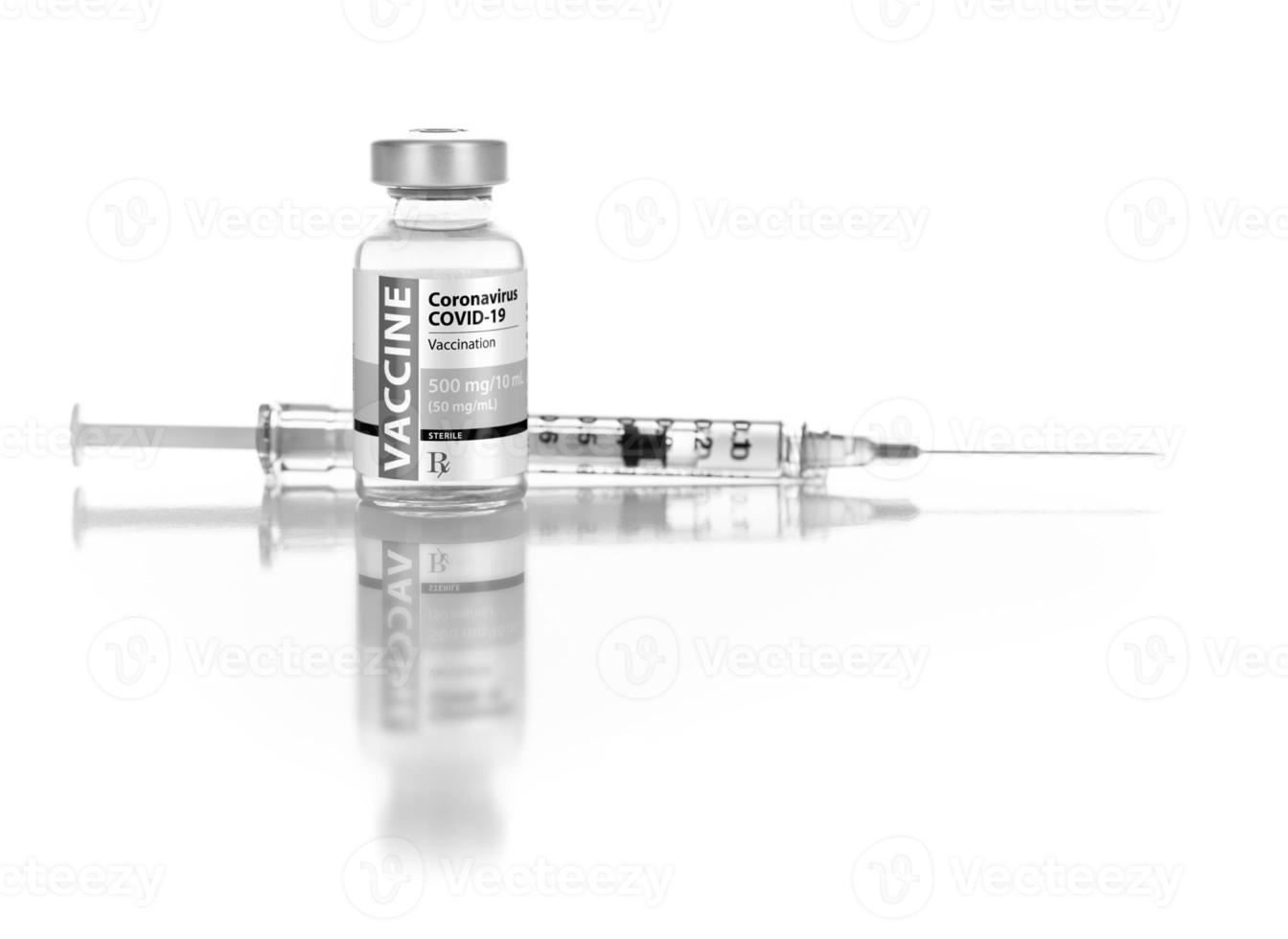 flacon et seringue de vaccin contre le coronavirus covid-19 sur fond blanc réfléchissant photo