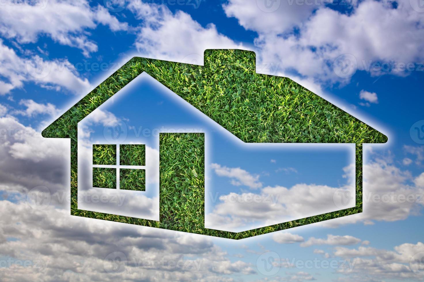 icône de maison d'herbe verte sur le ciel et les nuages photo