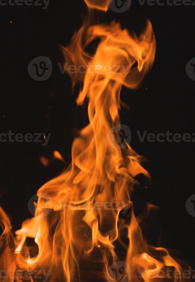 flammes de feu dramatiques photo