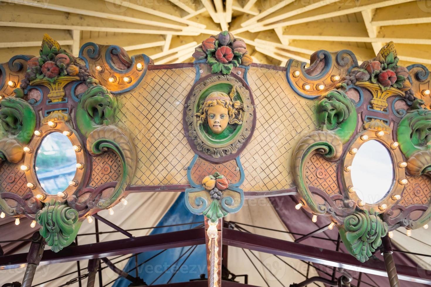 détails de la conception ornée du carrousel forain photo