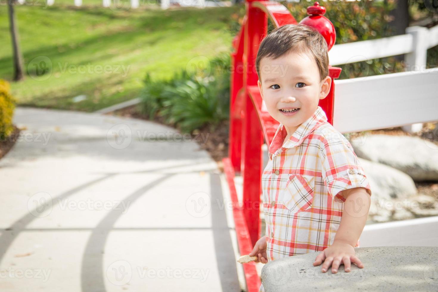 jeune garçon chinois et caucasien s'amusant au parc. photo