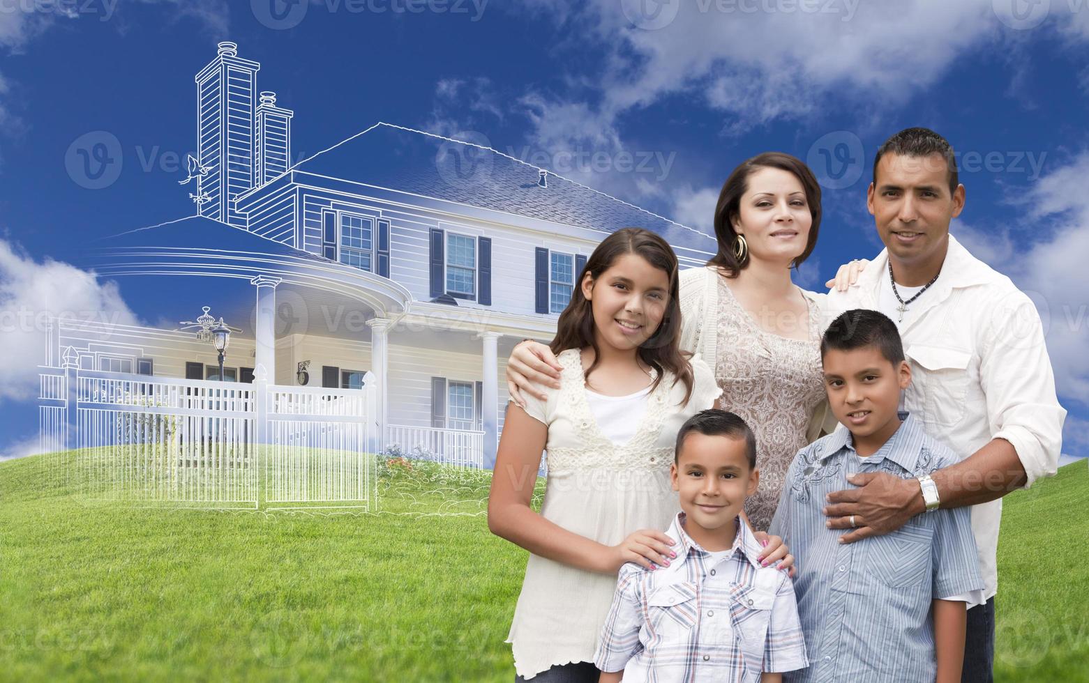 famille hispanique avec dessin de maison fantôme derrière photo