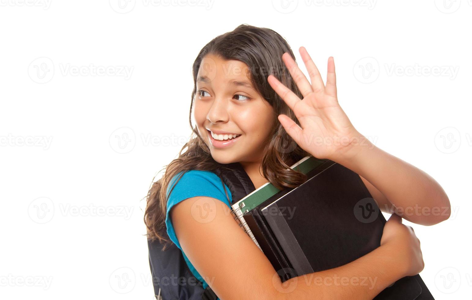 jolie fille hispanique agitant avec des livres et un sac à dos photo