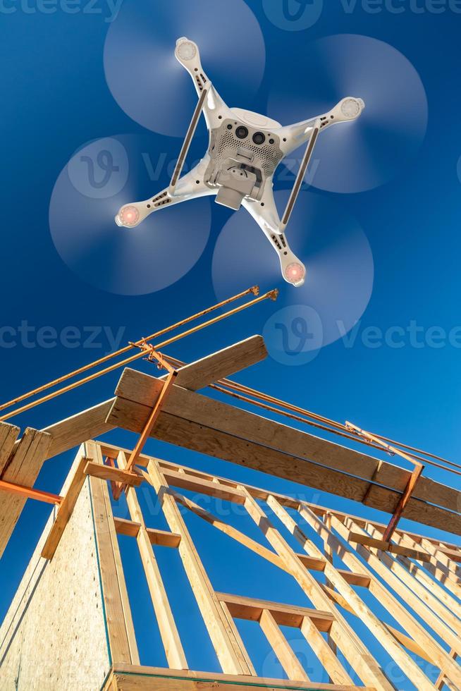 drone quadcopter volant et inspectant le chantier de construction photo