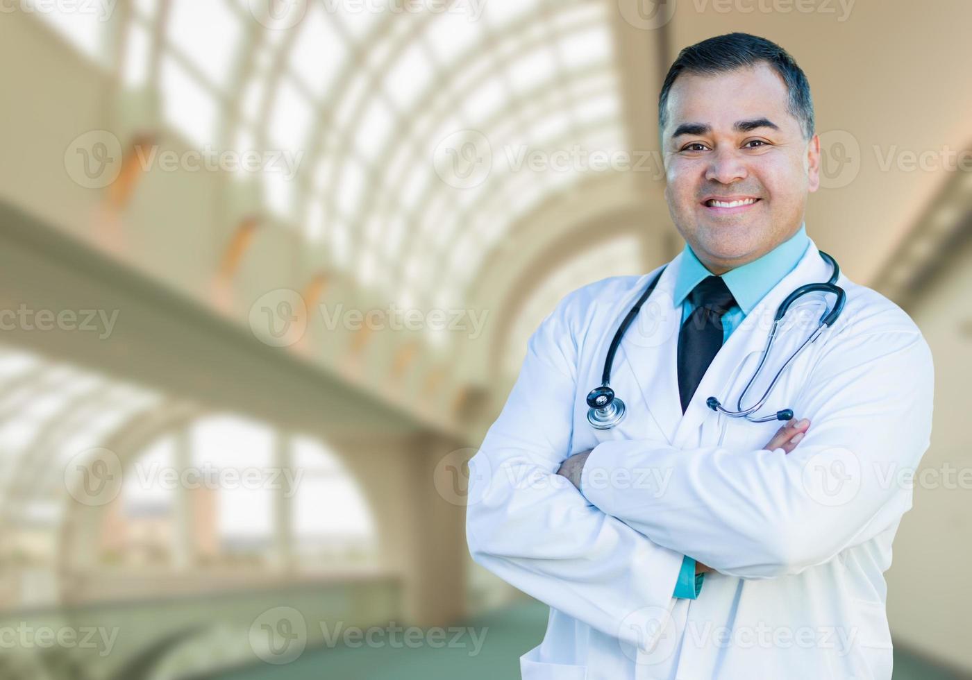 beau médecin ou infirmière hispanique à l'intérieur du bâtiment de l'hôpital photo