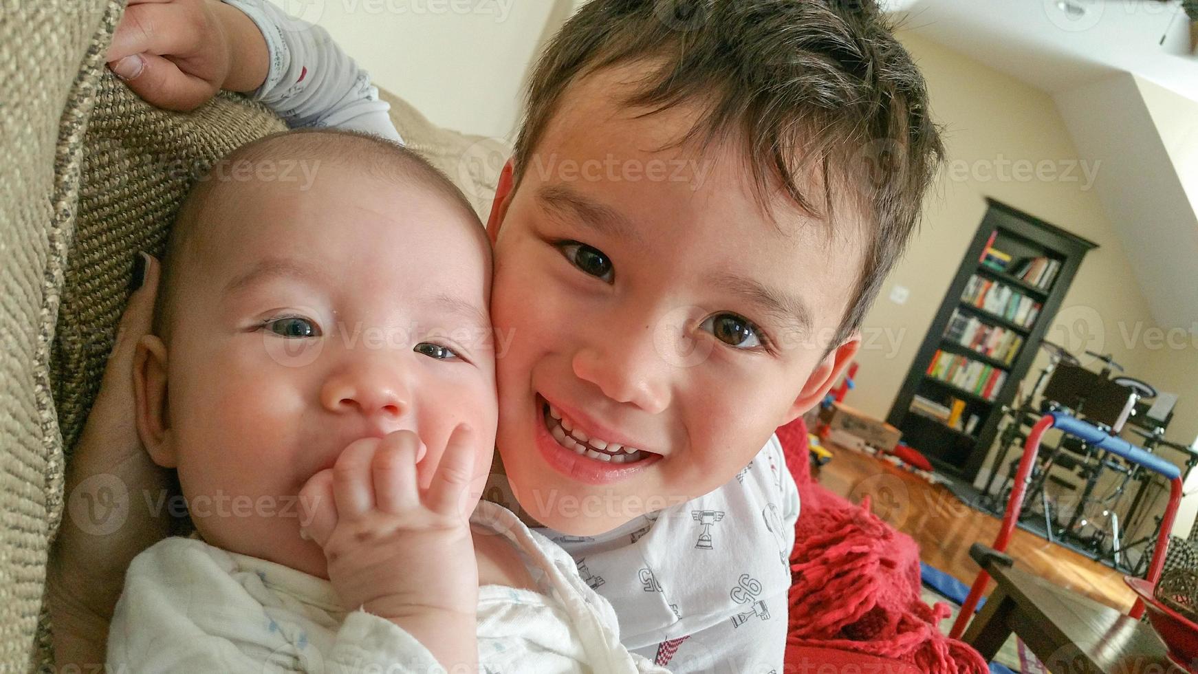 adorable petit garçon et frère chinois et caucasien photo