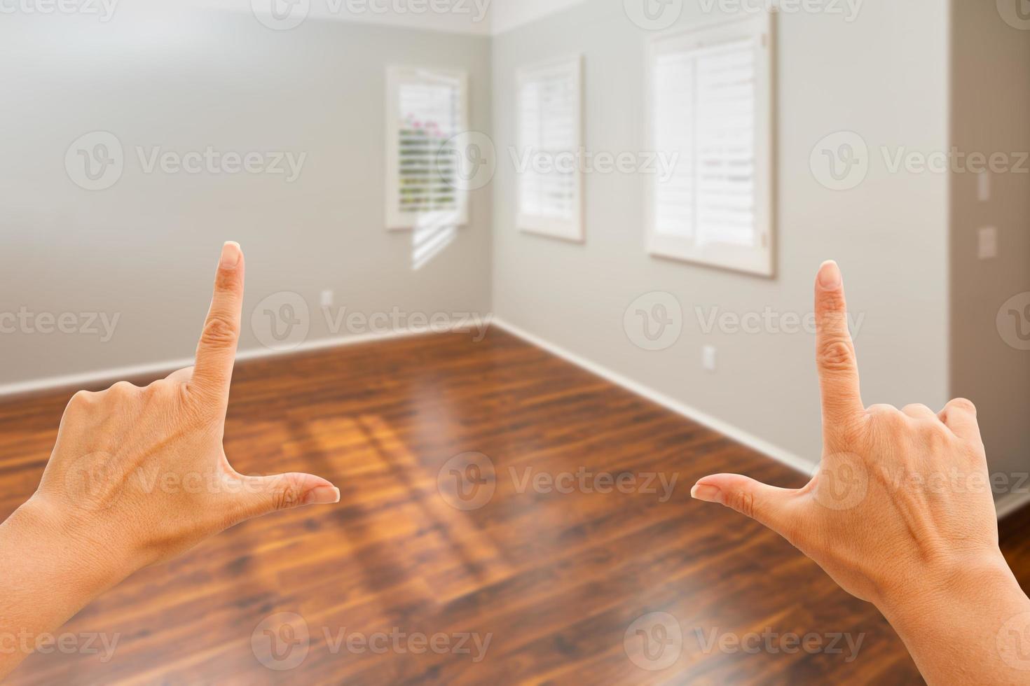 mains encadrant la pièce vide de la nouvelle maison photo