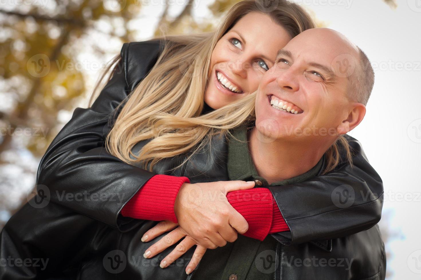 beau couple dans un parc avec des vestes en cuir photo