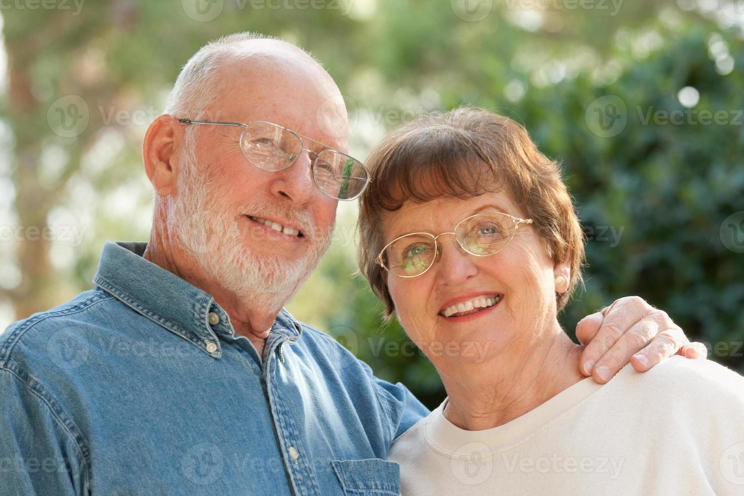 heureux couple de personnes âgées portrait en plein air photo