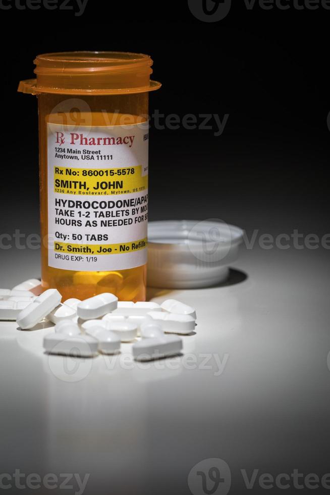 pilules d'hydrocodone et bouteille de prescription avec étiquette non exclusive. aucune autorisation de modèle requise - contient des informations fictives. photo