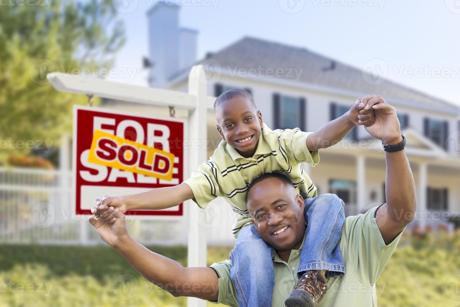 père et fils afro-américains, enseigne et maison vendues photo