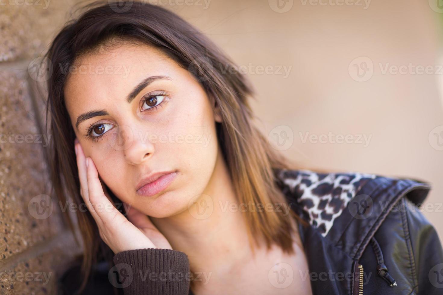 beau portrait de jeune femme métisse meloncholy à l'extérieur. photo