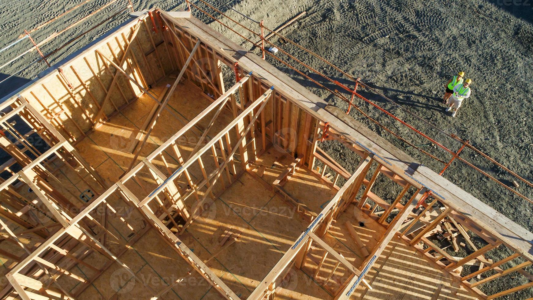 vue aérienne par drone du chantier de construction de maisons avec pilote ci-dessous photo