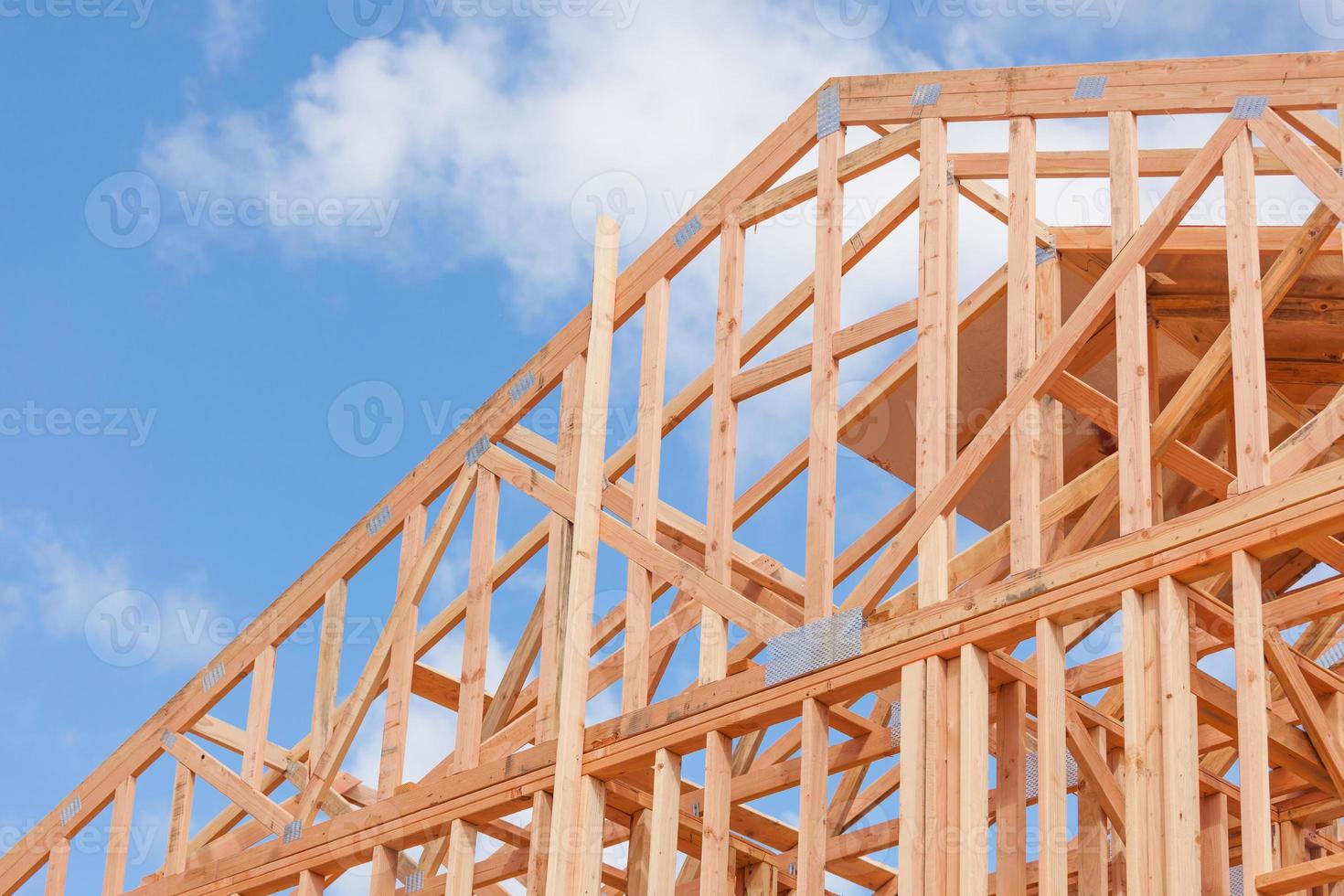 résumé de la charpente de la maison en bois sur le chantier de construction photo