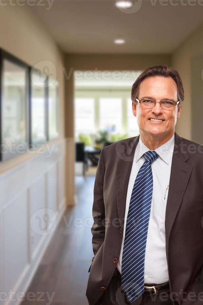 homme d'affaires dans le couloir de la nouvelle maison photo