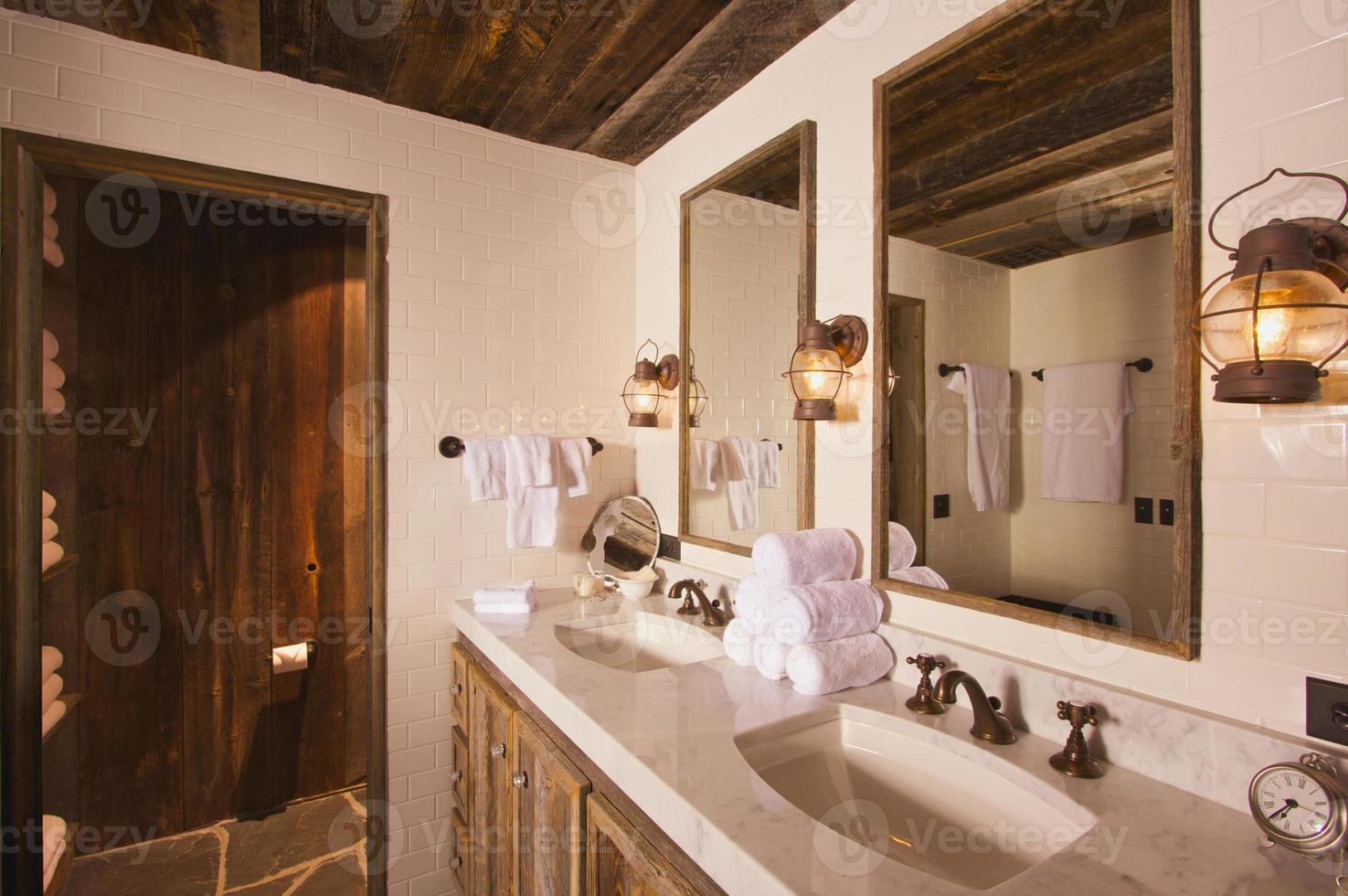 vue salle de bain rustique photo