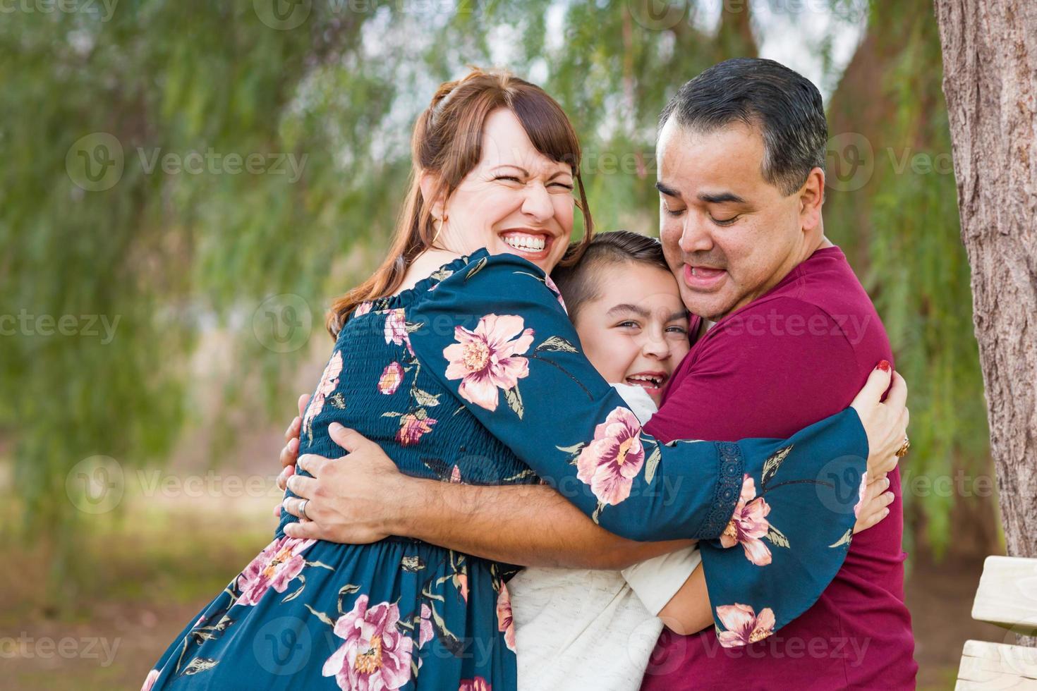 métis jeune portrait de famille au parc photo