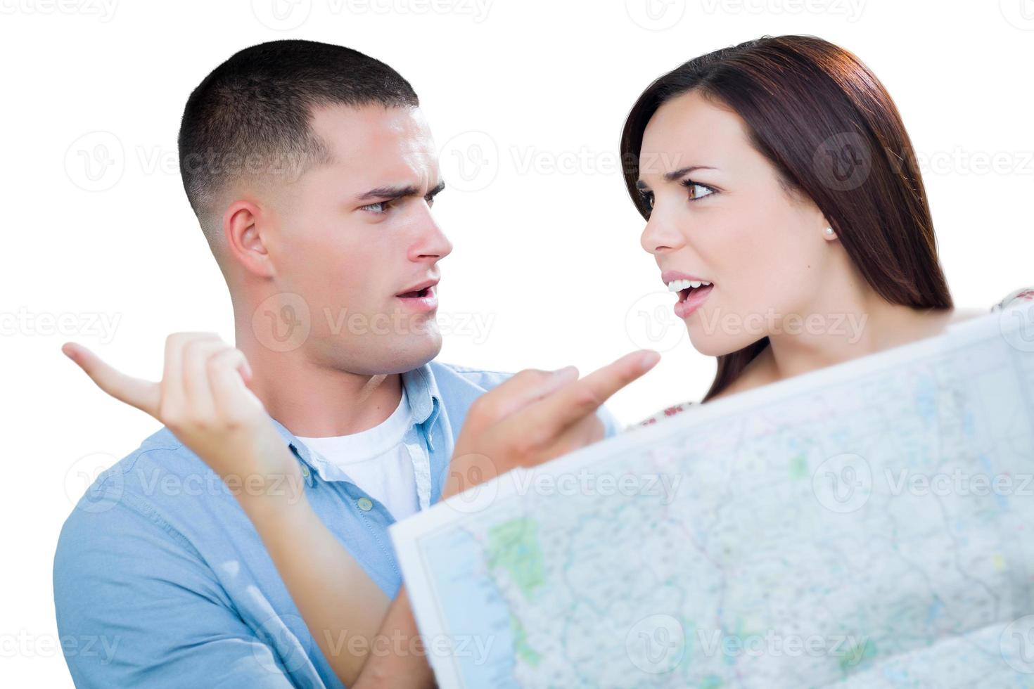 jeune couple militaire perdu et confus regardant la carte isolée sur blanc photo