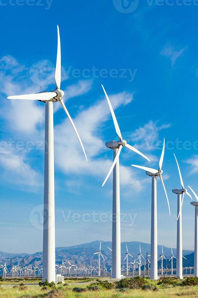 ferme éolienne spectaculaire dans le désert de californie. photo