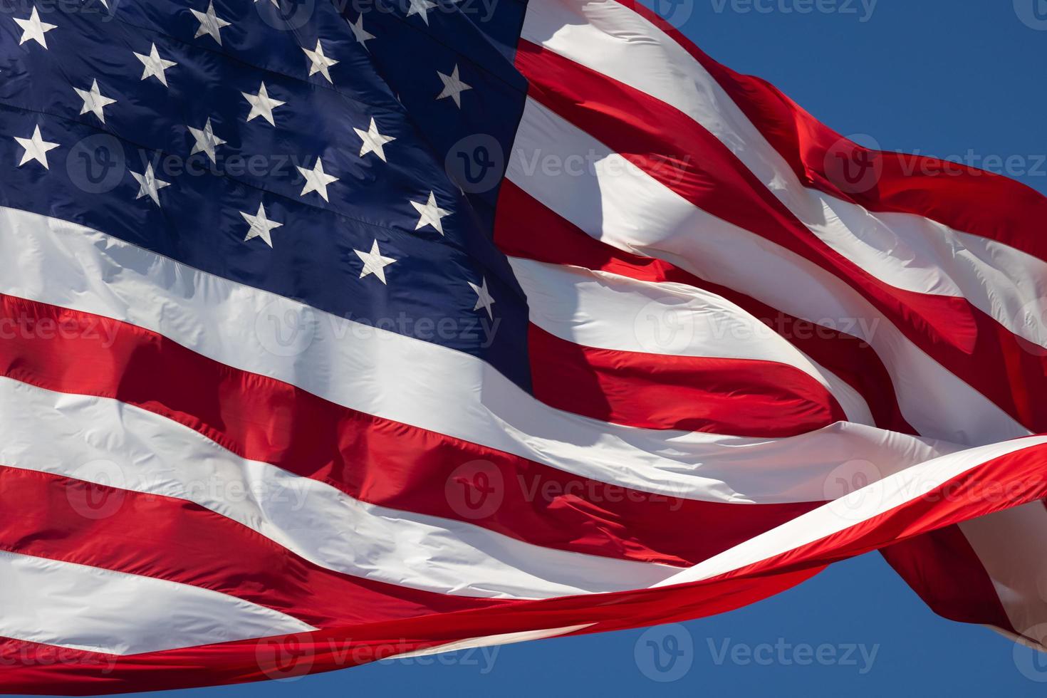 drapeau américain flottant au vent contre un ciel bleu profond photo