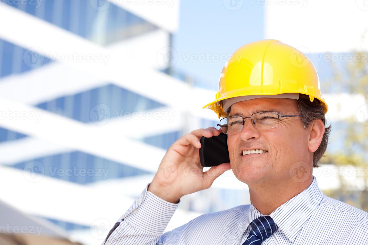 entrepreneur en casque et cravate parle sur son téléphone portable photo