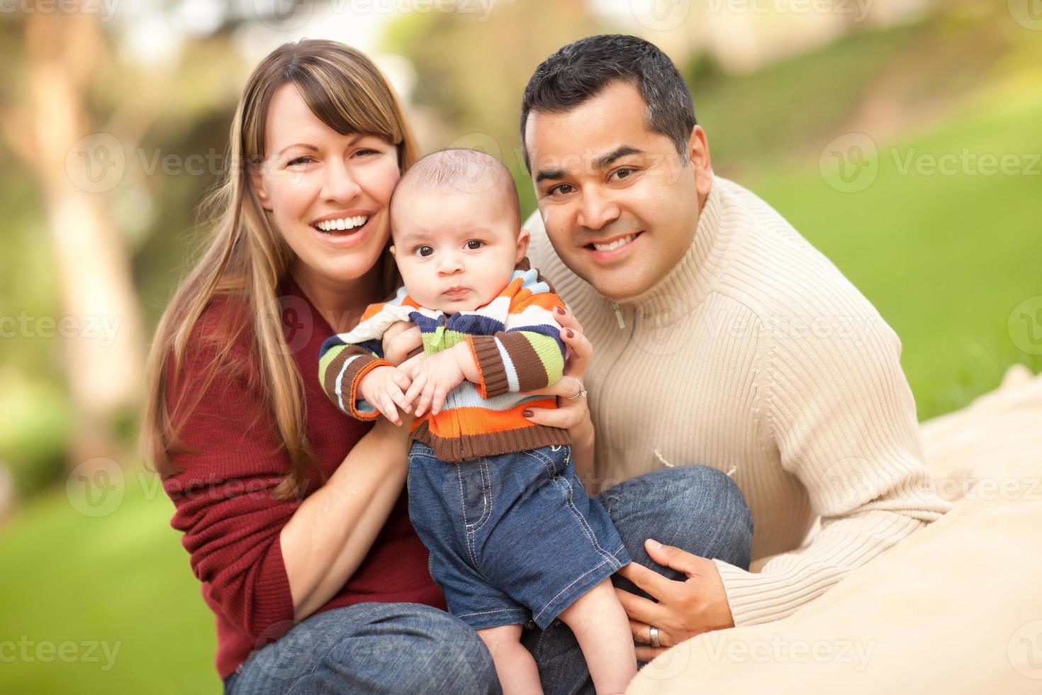 Happy mixed race family posant pour un portrait photo