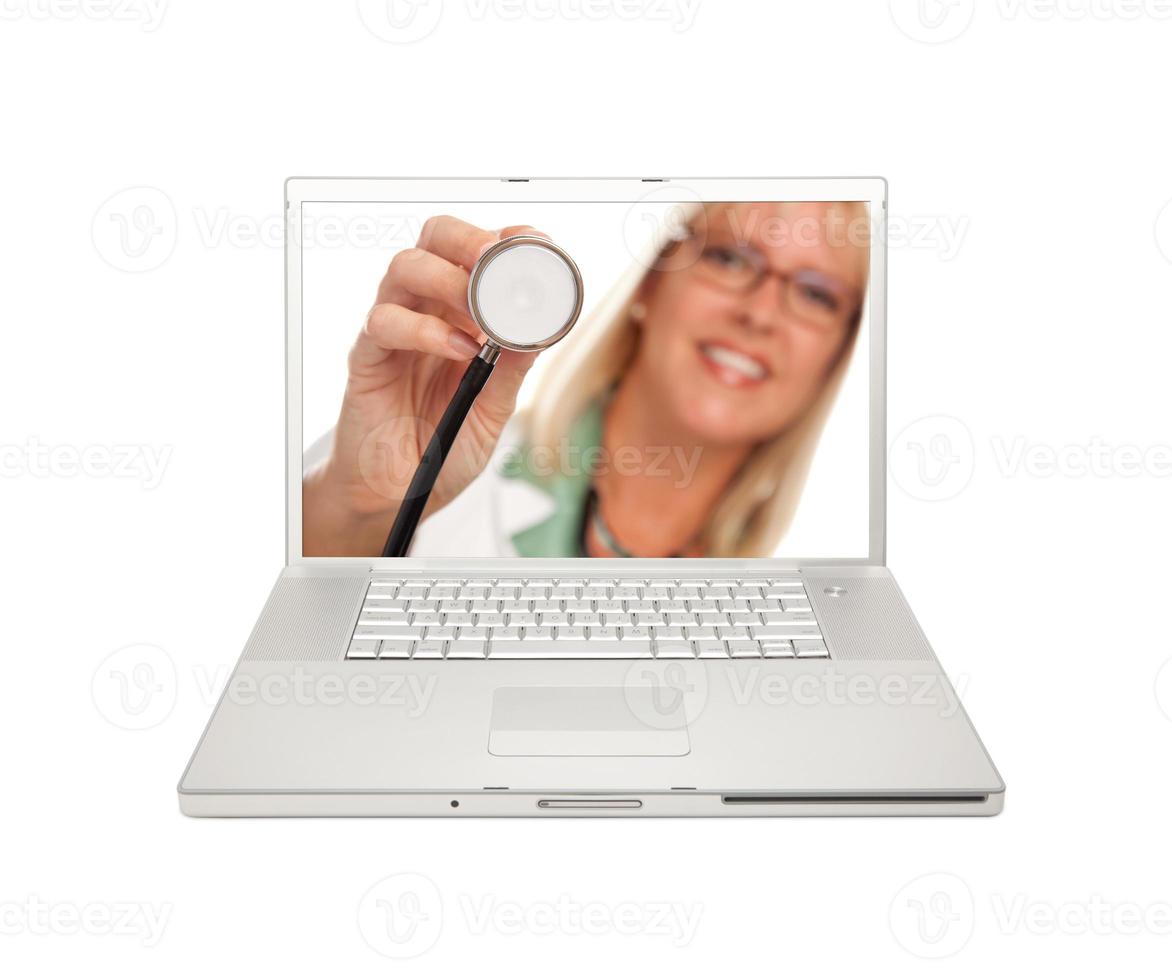 femme médecin avec stéthoscope sur écran d'ordinateur portable photo