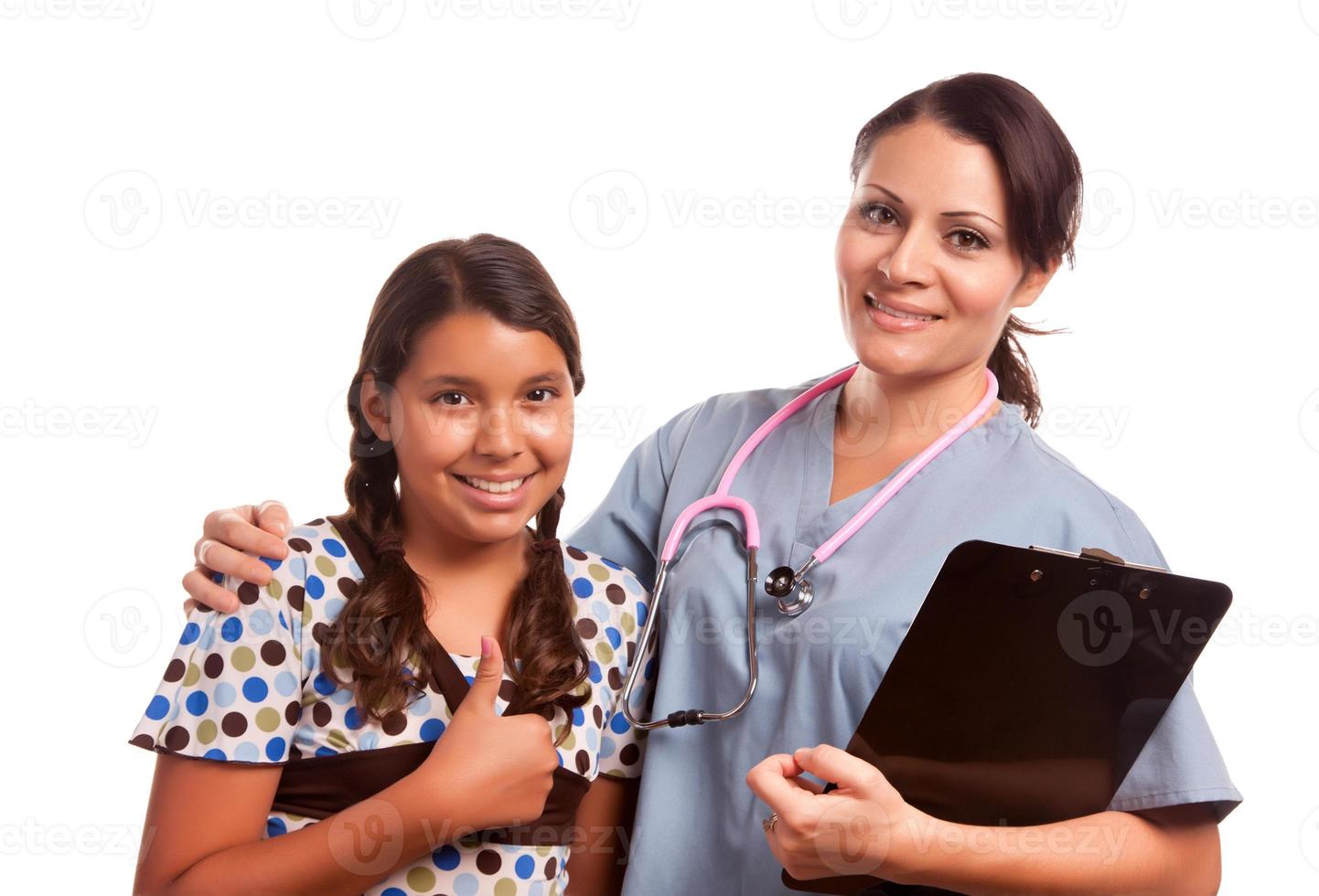 jolie fille hispanique et femme médecin isolée photo