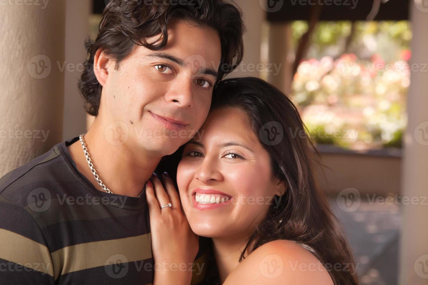portrait de couple hispanique attrayant à l'extérieur photo