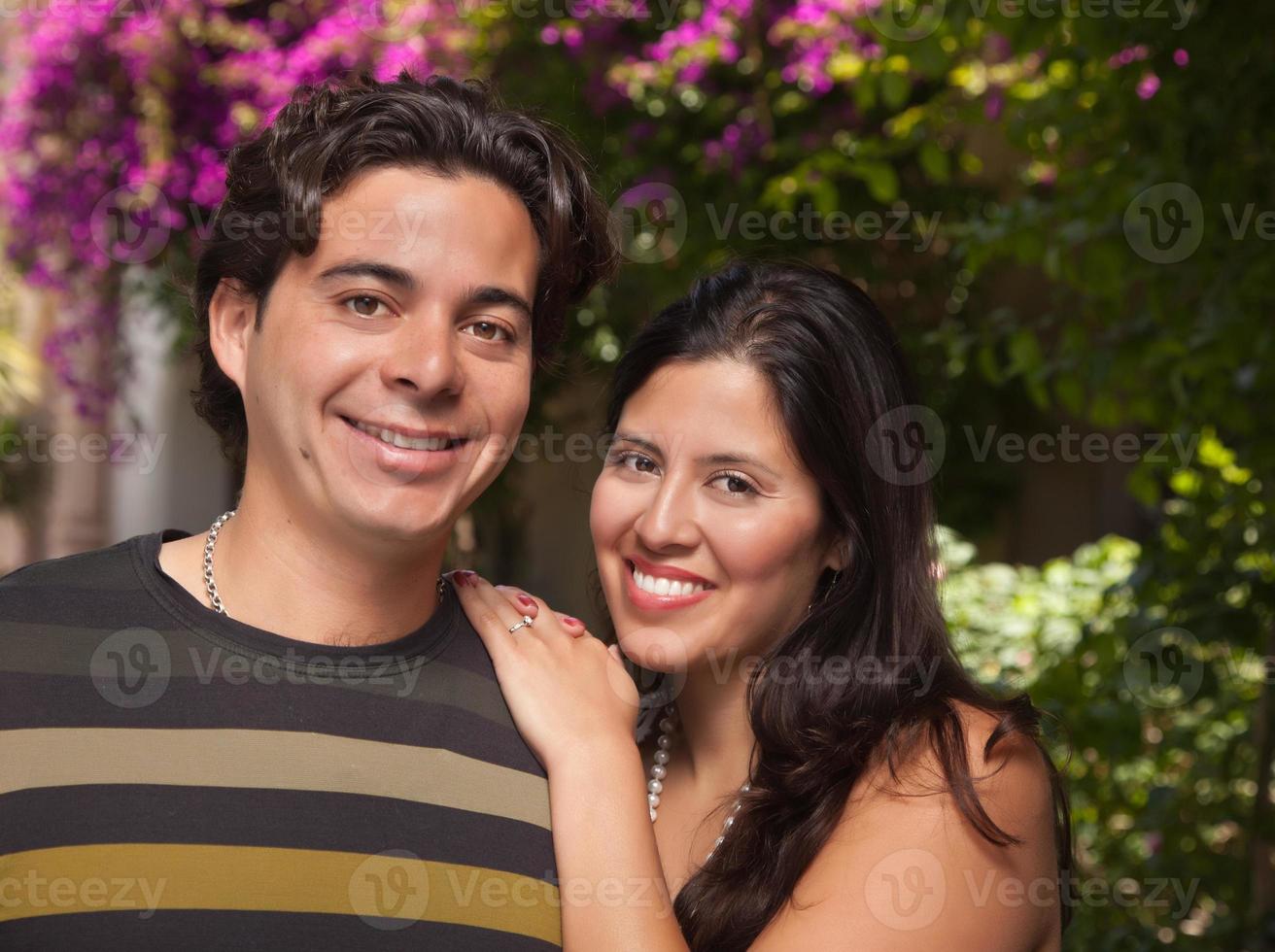 portrait de couple hispanique attrayant à l'extérieur photo