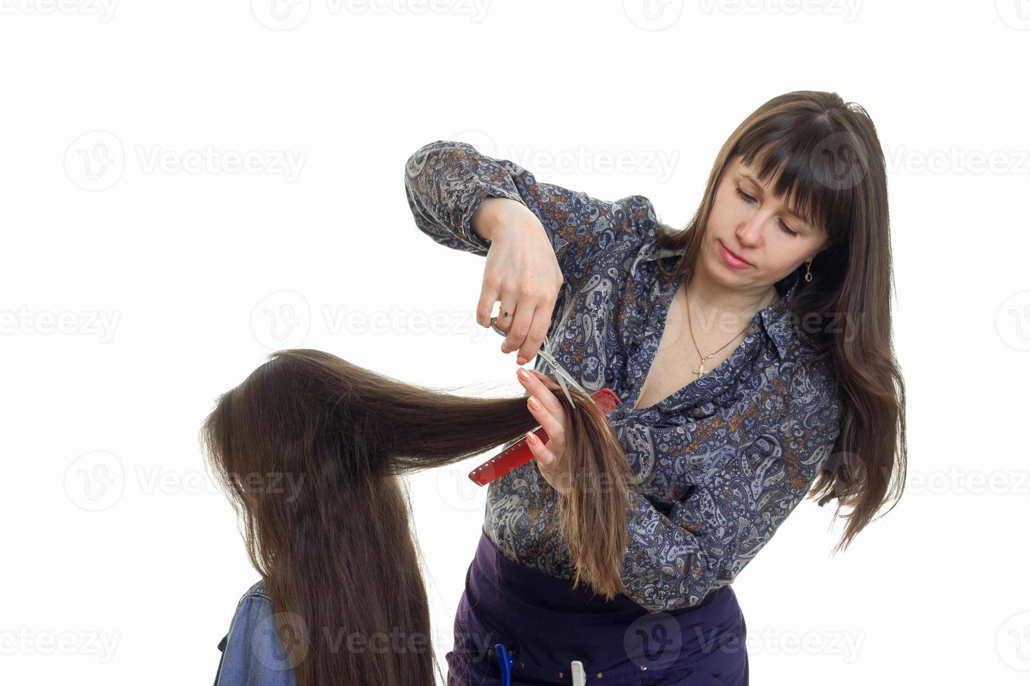 femme fait une coupe de cheveux à une petite fille photo